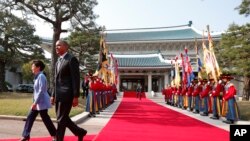 美国总统奥巴马与欢迎他的韩国总统朴槿惠在首尔