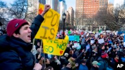 Además, había protestas hoy en muchos otros aeropuertos de todo el país, incluidos los de San Francisco, Miami, Filadelfia, Detroit, Atlanta o Minneapolis-St. Paul.