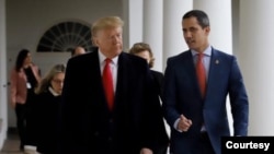 El presidente de EE.UU., Donald Trump, y el presidente interino de Venezuela, Juan Guaidó, conversan durante su encuentro en la Casa Blanca, el 5 de febrero de 2020.