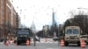 Miembros de la Guardia Nacional vigilan frente al Capitolio en Washington DC, Estados Unidos, 17 de enero de 2021.