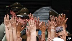 Grupos de chilenos continuaron manifestando mientras el gobierno y los líderes de la oposición debatían la respuesta a casi dos semanas de protestas que han paralizado gran parte de la capital y forzado la cancelación de dos grandes cumbres internacionales. 