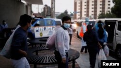 ARCHIVO. Migrantes guatemaltecos son acompañados por las autoridades del gobierno tras ser deportados de Estados Unidos a una base militar aérea en la ciudad de Guatemala. Abril 30 2020.