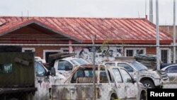 Una foto del difunto presidente de Venezuela, Hugo Chávez, se ve en un depósito de chatarra de la compañía petrolera estatal PDVSA, en Punta de Mata, Venezuela, el 28 de marzo de 2023.