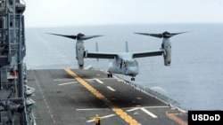 Un avión Osprey MV-22 aterriza en un barco de asalto USS Boxer LHD 4 el 7 de febrero de 2013.