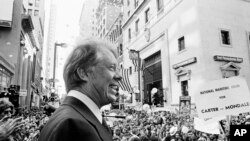 ARCHIVO - Una multitud estimada de 35.000 personas se reúne para un discurso de mediodía del candidato presidencial Jimmy Carter en el centro de Filadelfia, el 29 de octubre de 1976.