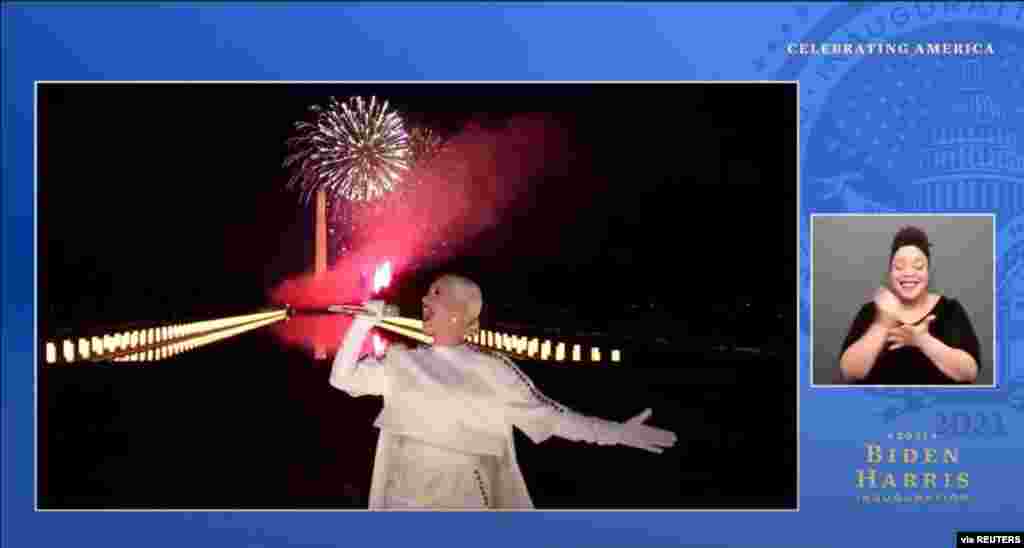 La cantante Katy Perry act&#250;a en el evento &quot;Celebrating America&quot; en esta imagen fija del video, durante la toma de posesi&#243;n de Joe Biden como presidente de Estados Unidos. 20 de enero de 2021.