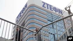 El esta foto del 8 de mayo de 2018 se ve el edificio del ZTE en Beijing, China.