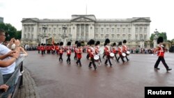 ARCHIVO - El cambio de la guardia real frente al Palacio de Buckingham, en Londres.