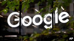 ARCHIVO - El logotipo de Google se muestra en sus oficinas de Londres. 