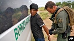 ARCHIVO - Migrantes esposado después de ser detenido por agentes de la Patrulla Fronteriza de EEUU en la base de las montañas Baboquivari, el 8 de septiembre de 2022, cerca de Sasabe, Arizona.