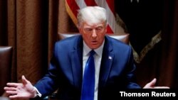 El presidente Donald Trump conversa con un grupo de periodistas reunido en la Casa Blanca, el 23 de septiembre de 2020.