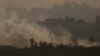 Una explosión causa una humareda en la Franja de Gaza, vista desde el sur de Israel, el 13 de mayo de 2024.