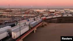 Una vista de drones muestra camiones esperando en fila en el puente fronterizo Zaragoza-Ysleta para cruzar a los EE.UU, en Ciudad Juárez, México, el 31 de enero de 2025. 