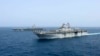 El barco de asalto anfibio Kearsage de la armada de EE.UU. navega frente al portaaviones USS Abraham Lincoln en el Mar de Arabia. Foto Armada EE.UU.