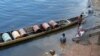 Archivo - Un indígena prepara su canoa para transportar barriles de gas a la zona minera cerca de la población de Parpupik, en el sur de Venezuela, el 16 de noviembre de 2012.
