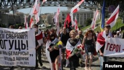 Manifestantes protestan en Kiev, Ucrania, contra la represión contra opositores en Bielorrusia el 20 de junio de 2021.