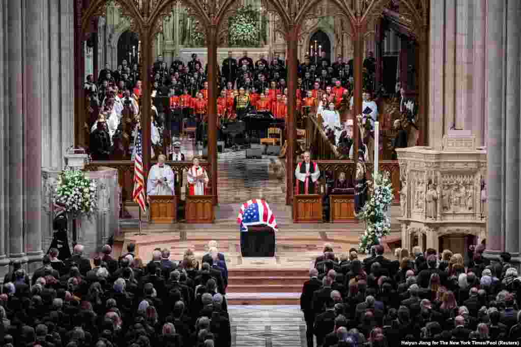 El ataúd del expresidente Jimmy Carter llega a la Catedral Nacional en Washington para una procesión antes del funeral, el 9 de enero de 2025.