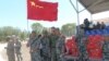 中国军队去年夏季来俄罗斯参加军事比赛活动，两国军人合影。(美国之音白桦拍摄)