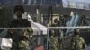 中国一名武装警察在新疆喀什街头站岗（2011年8月4号资料照）。