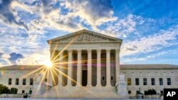 Los jueces Clarence Thomas, Samuel Alito y Neil Gorsuch no estuvieron de acuerdo con una parte de la orden del miércoles, diciendo que habrían dejado que Trump también rechazara la entrada a abuelos y otros familiares mientras el caso está en apelación.