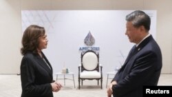 美国副总统卡玛拉·哈里斯（Kamala Harris）星期六（11月19日）在曼谷出席亚太经合组织（APEC）非正式领袖会议时与中国国家主席习近平举行了简短的会晤。
